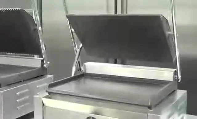 The dimensions of the grilling surface are displayed.