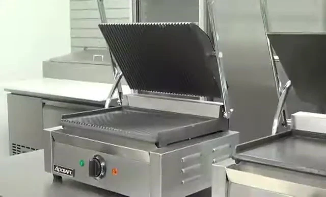 The even heating of the plates is demonstrated.