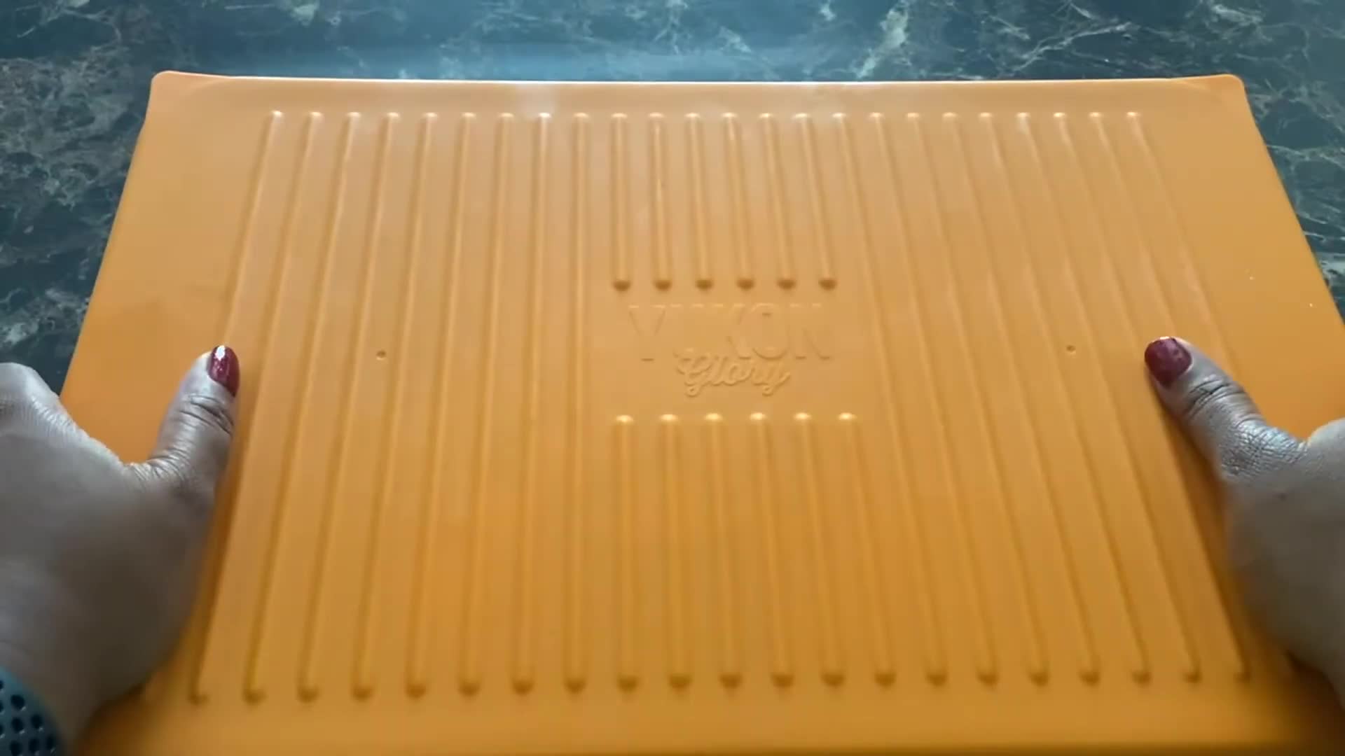 The reviewer mentioning the suitability of the tray for grilling.