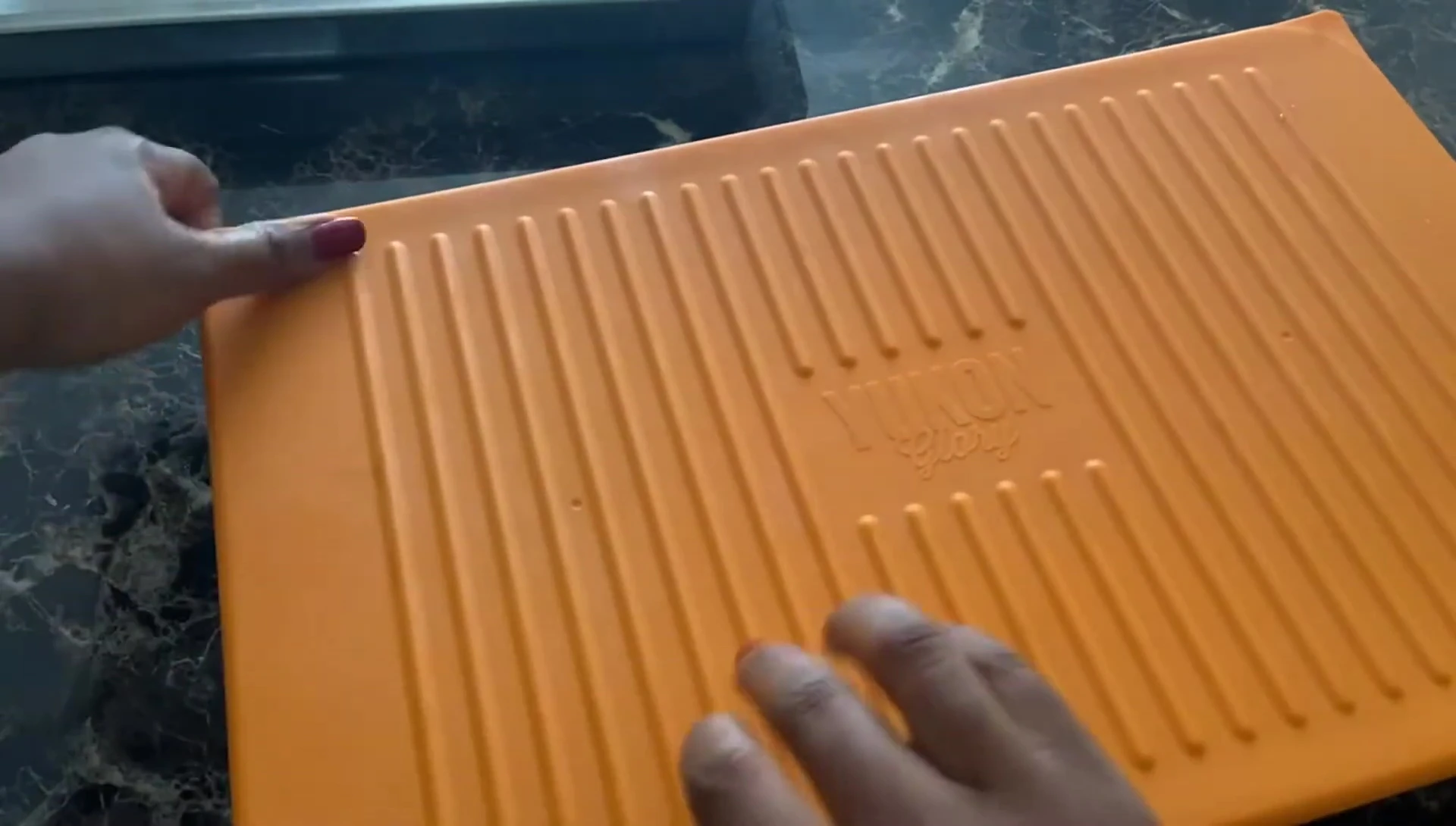 The reviewer opening the upper tray to show the chicken.