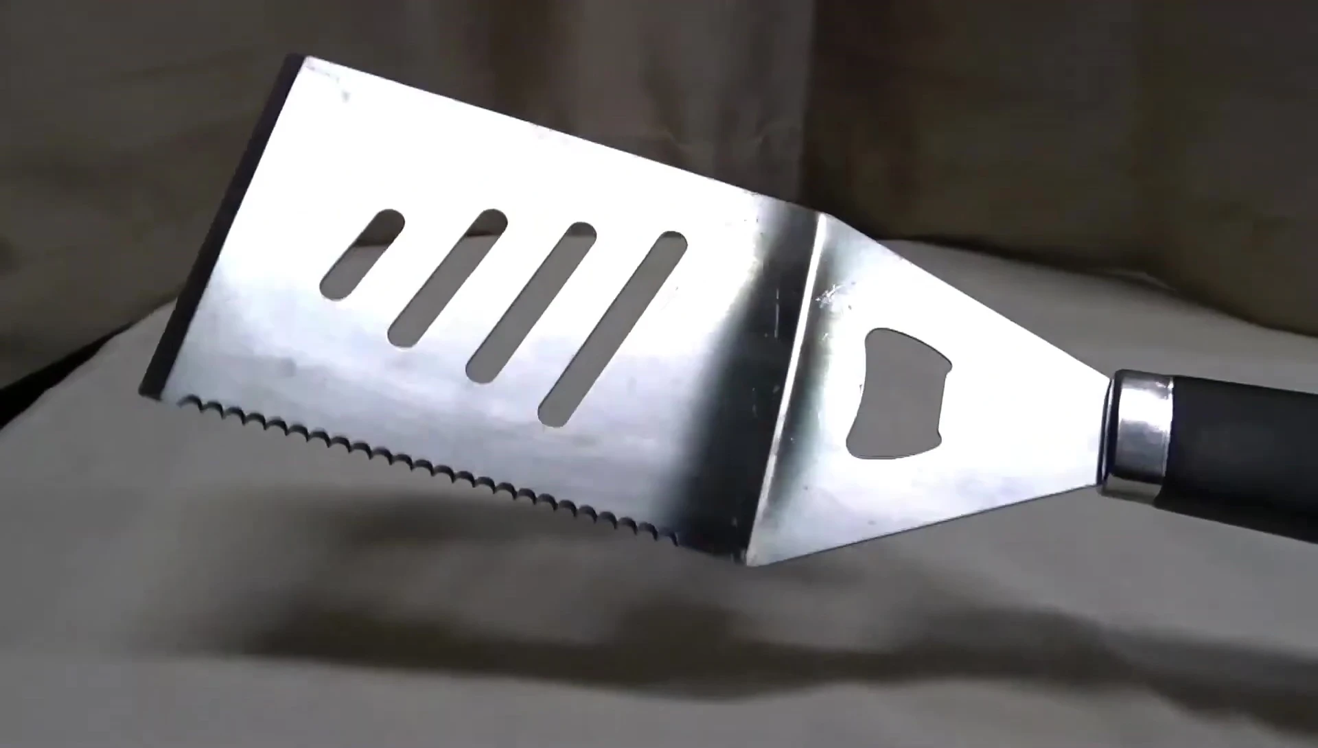 The reviewer gives a positive overall assessment of the spatula.