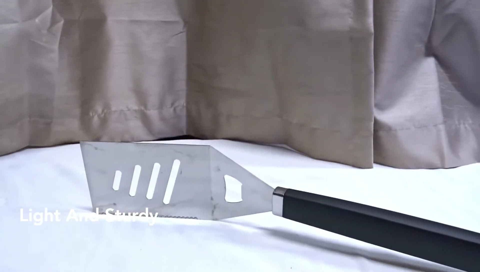 The reviewer demonstrating the easy handling of the spatula.