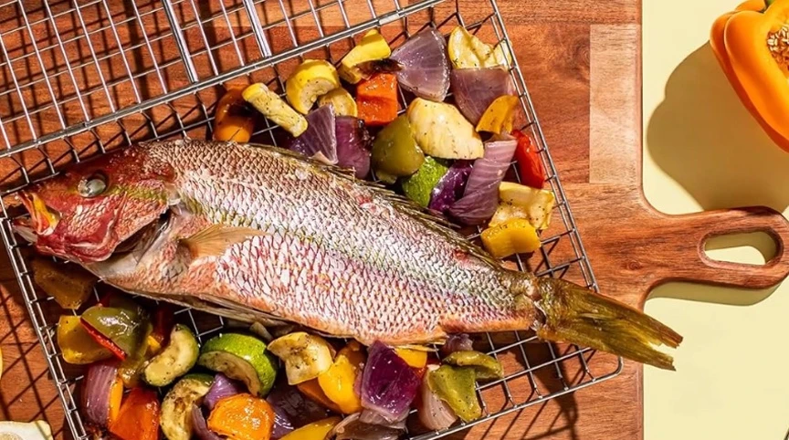 Highlighting the portability and convenience of the basket.
