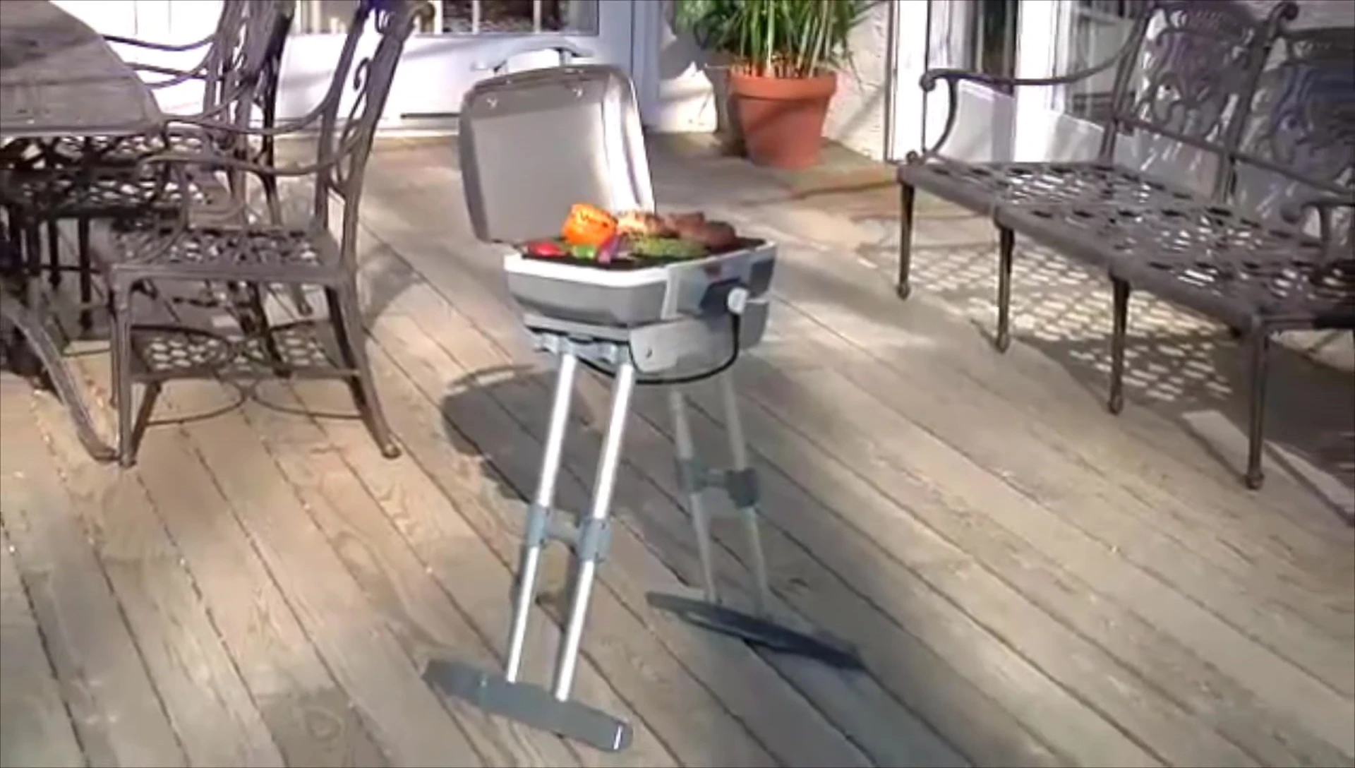 Close-up of the Cuisinart grill's cooking surface