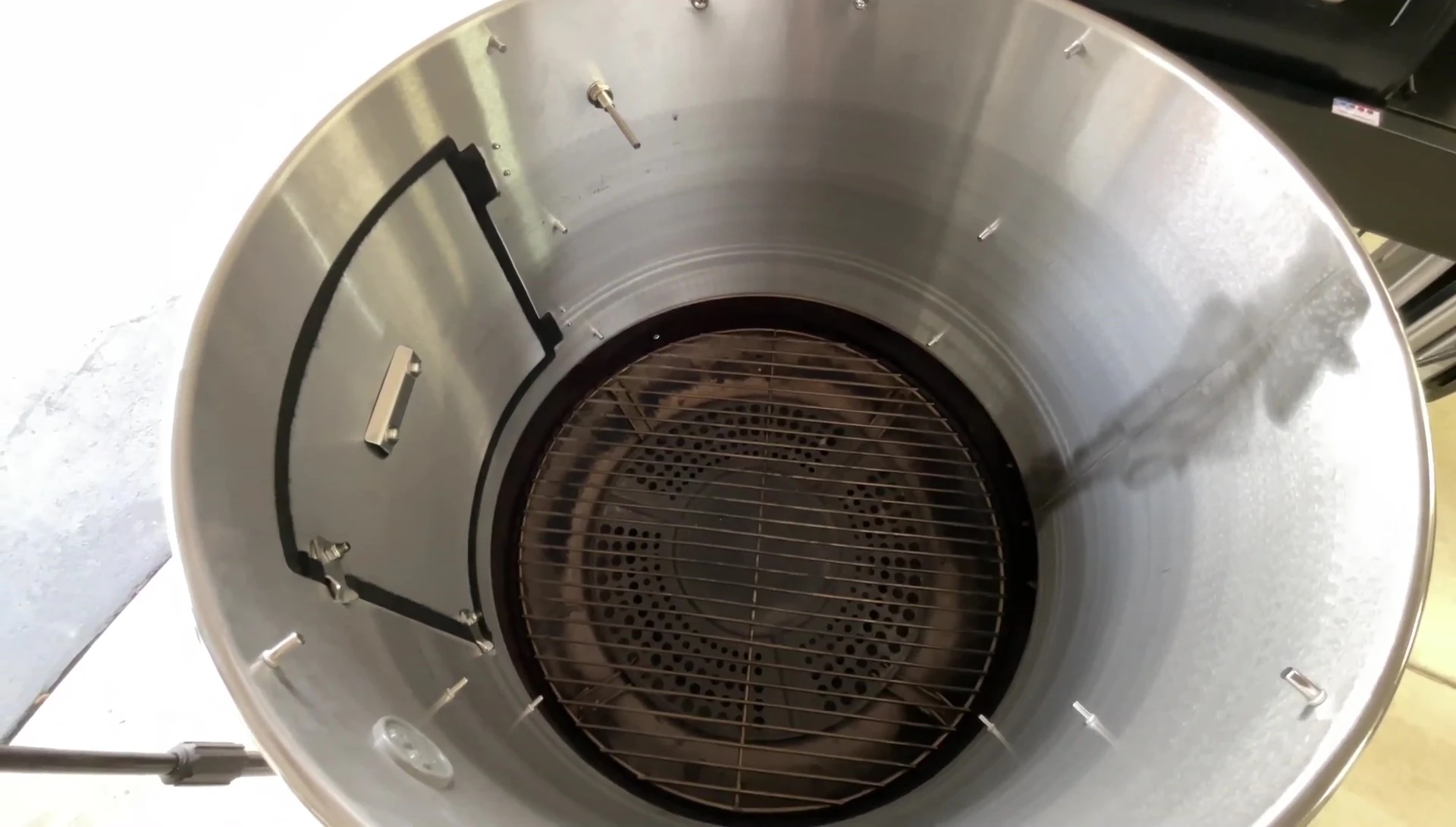 Close-up of the extender filled with ribs, illustrating its capacity.