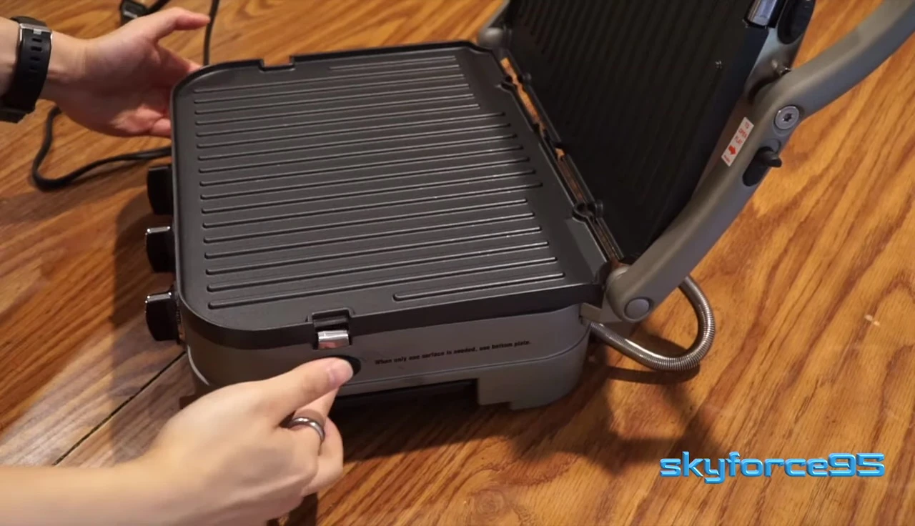 Close-up of the removable and reversible grilling plates.