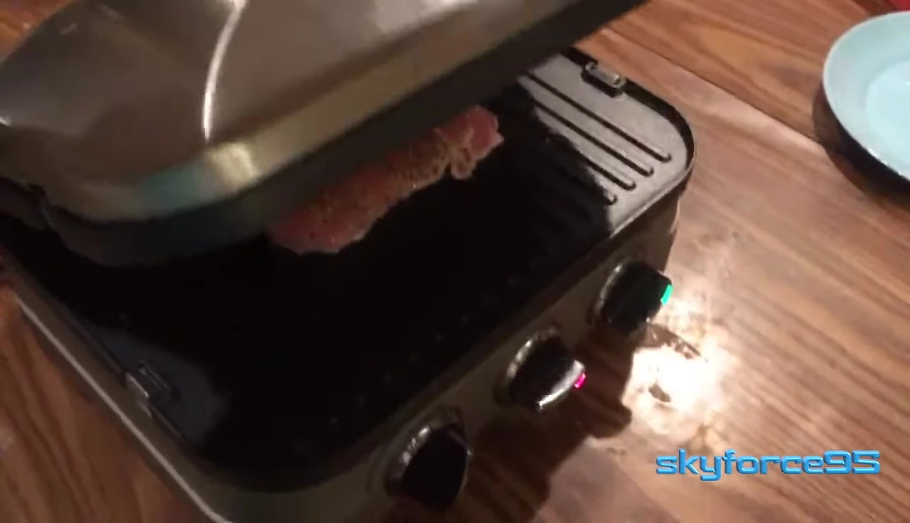 Demonstration of the hinge mechanism, showing panini press functionality.