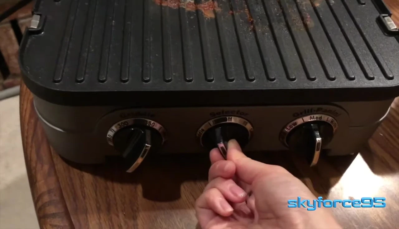 Close up of the control knobs.
