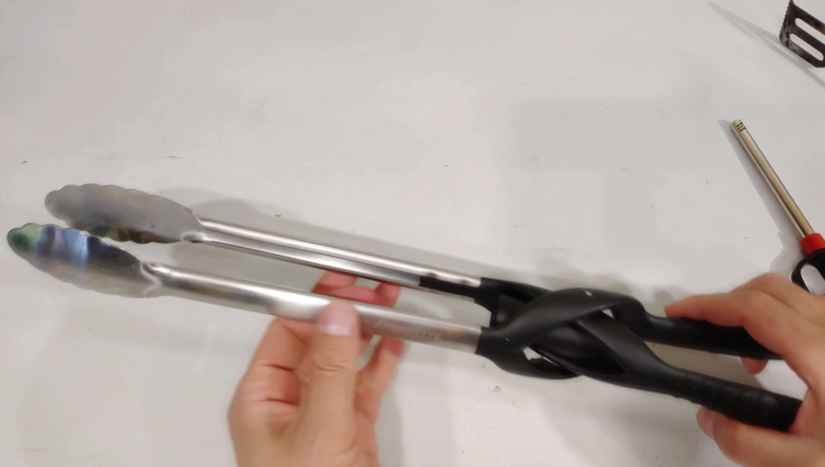 Close-up of the Tonglite tongs