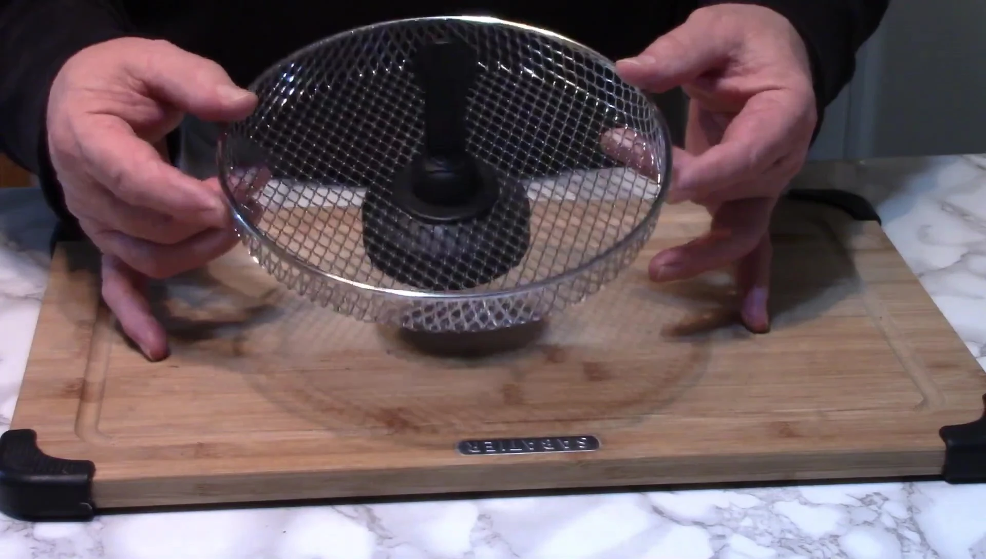 Close-up of the Actifry basket accessory showing its dimensions.