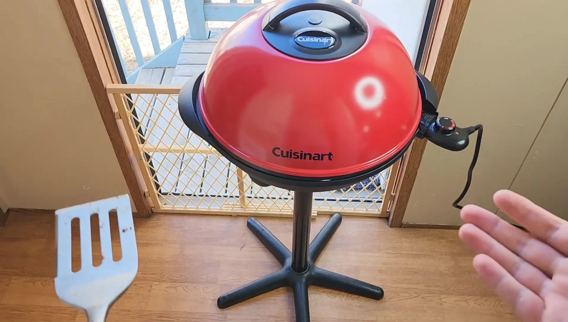 Overall view of the grill's design.