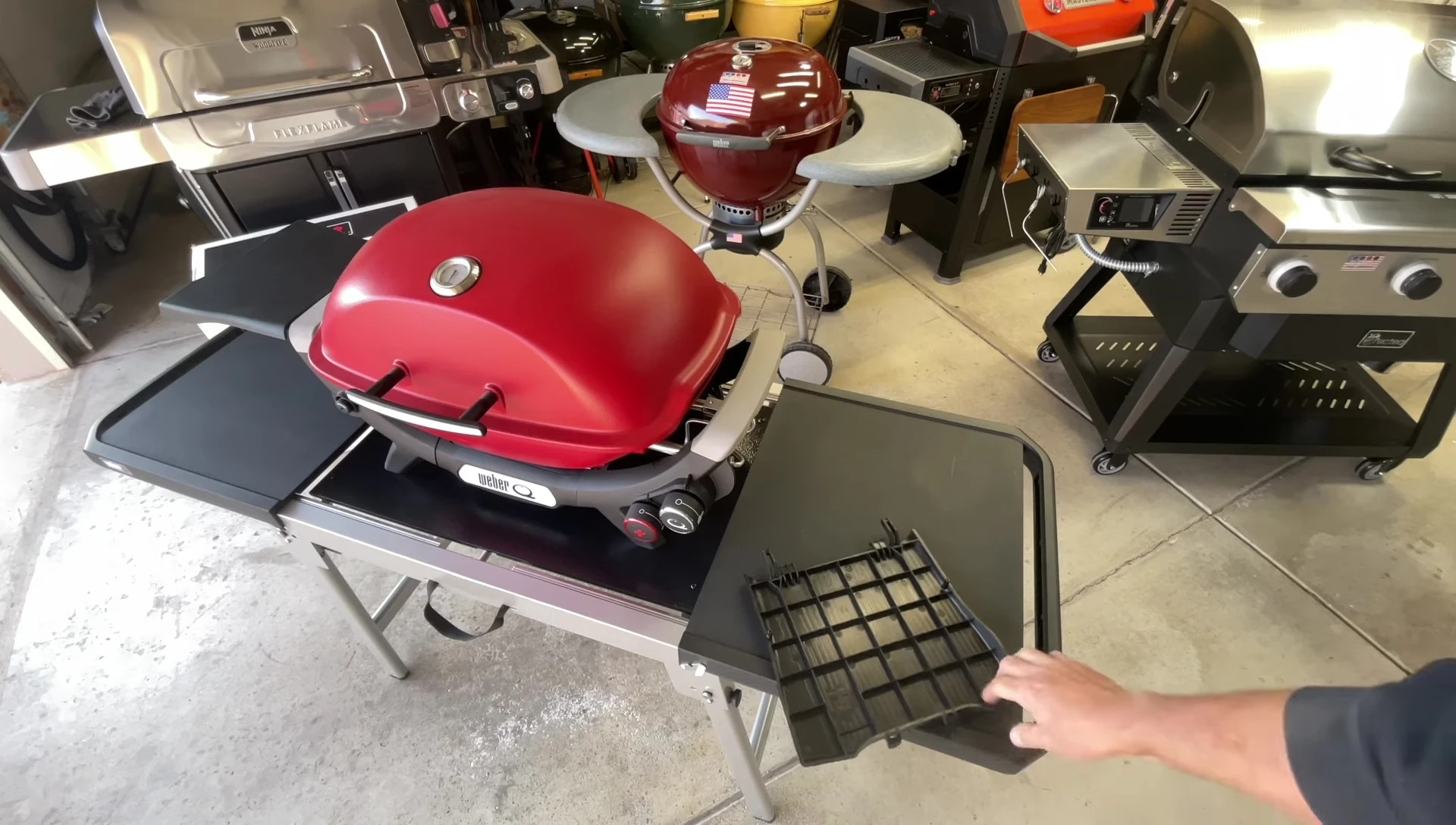 The original plastic side table of the grill