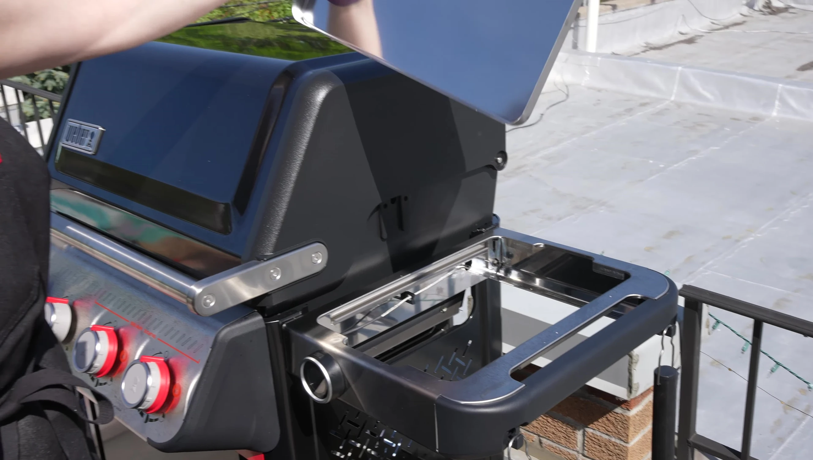 Grill with caddy tray