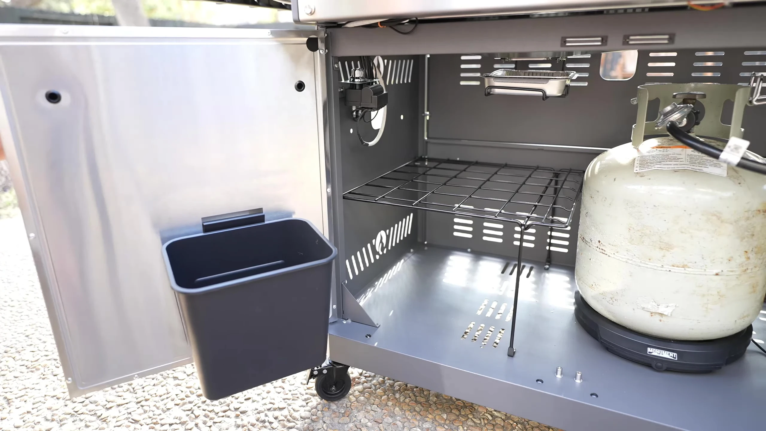 Demonstration of the easy-access grease tray