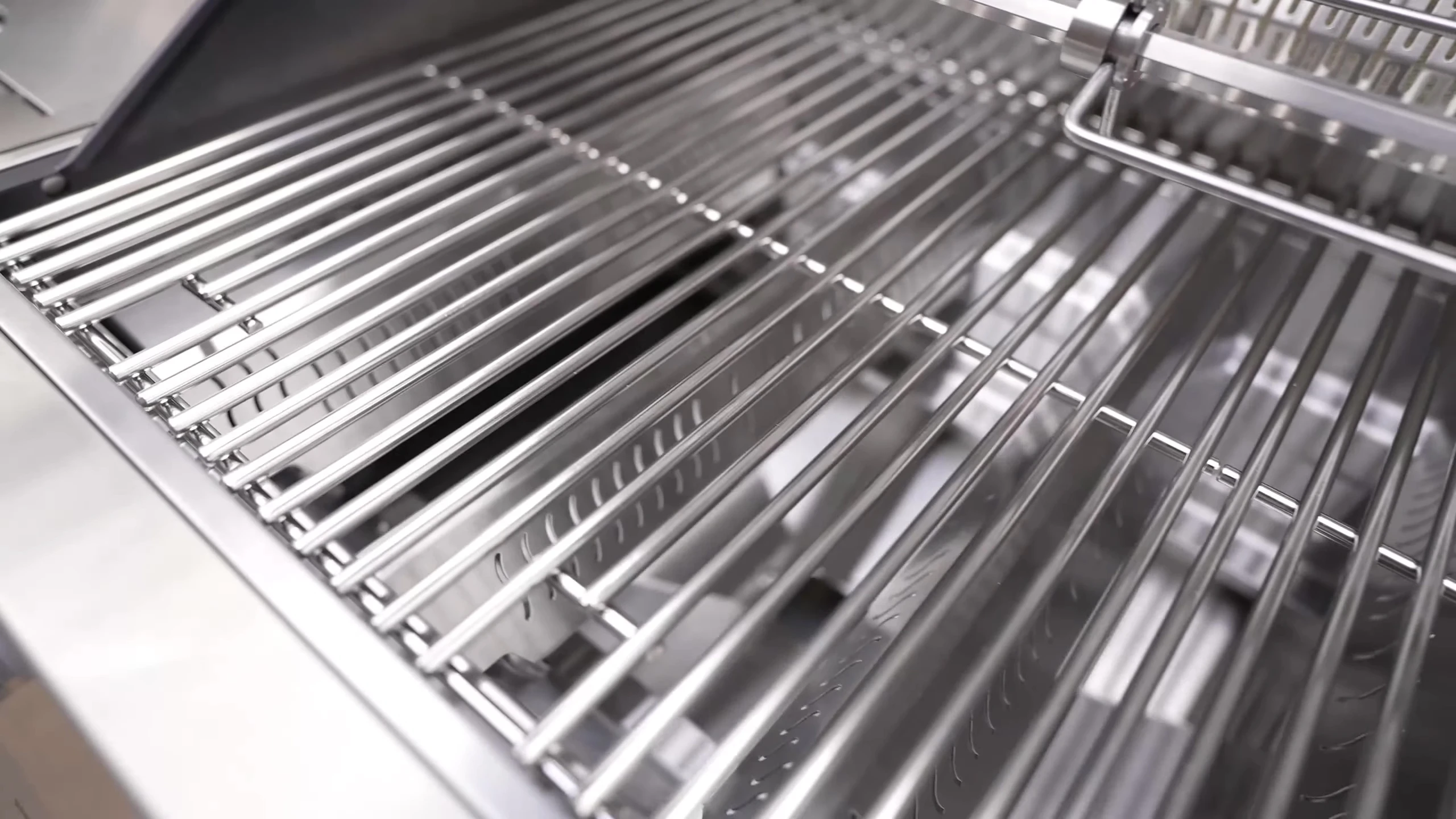 Overall view highlighting the robust build of the Monument Eminence 605