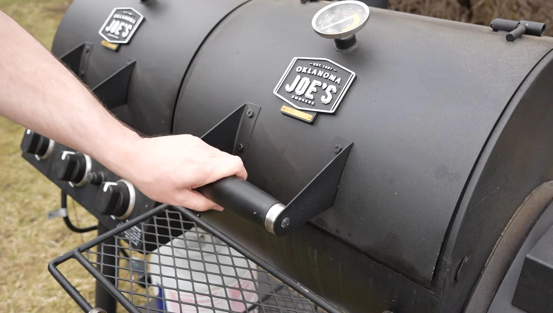 Close-up of the lid handles