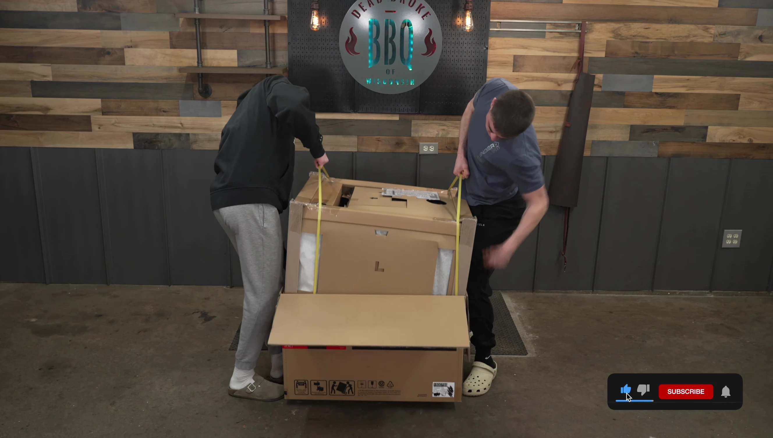 Weber Spirit E-325 packaging