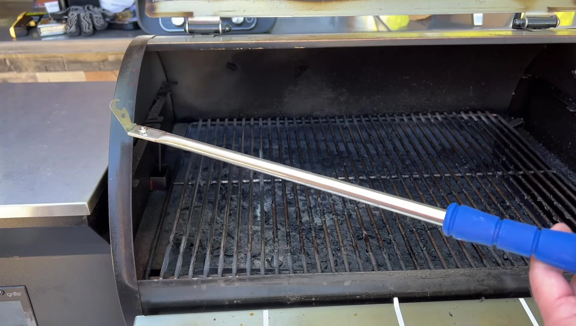 Grill Floss in action