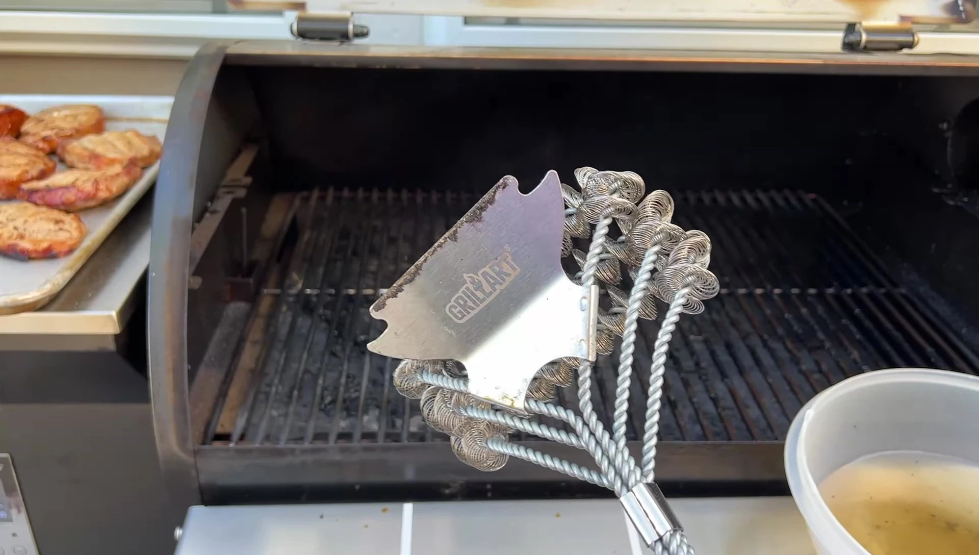 Grill Art brush cleaning