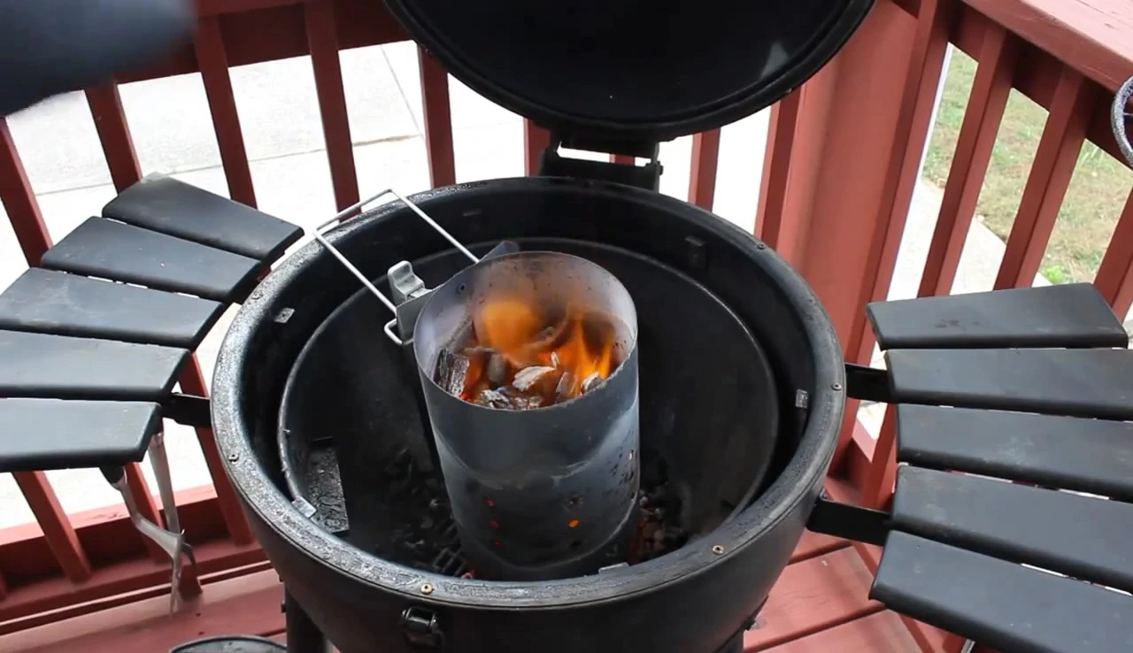 Charcoal grill with the grill mat