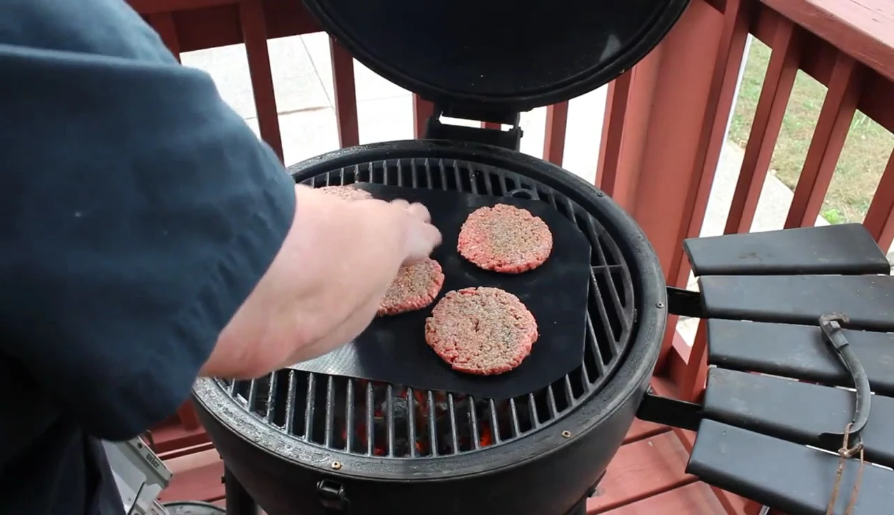 Hamburgers on the grill mat