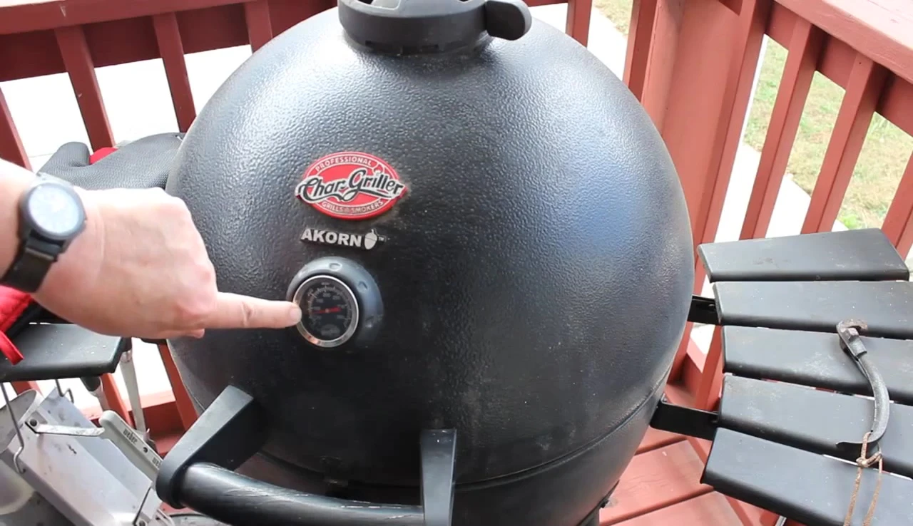 Temperature gauge on the grill