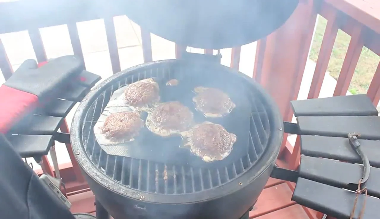 Perfectly cooked burgers on the grill mat