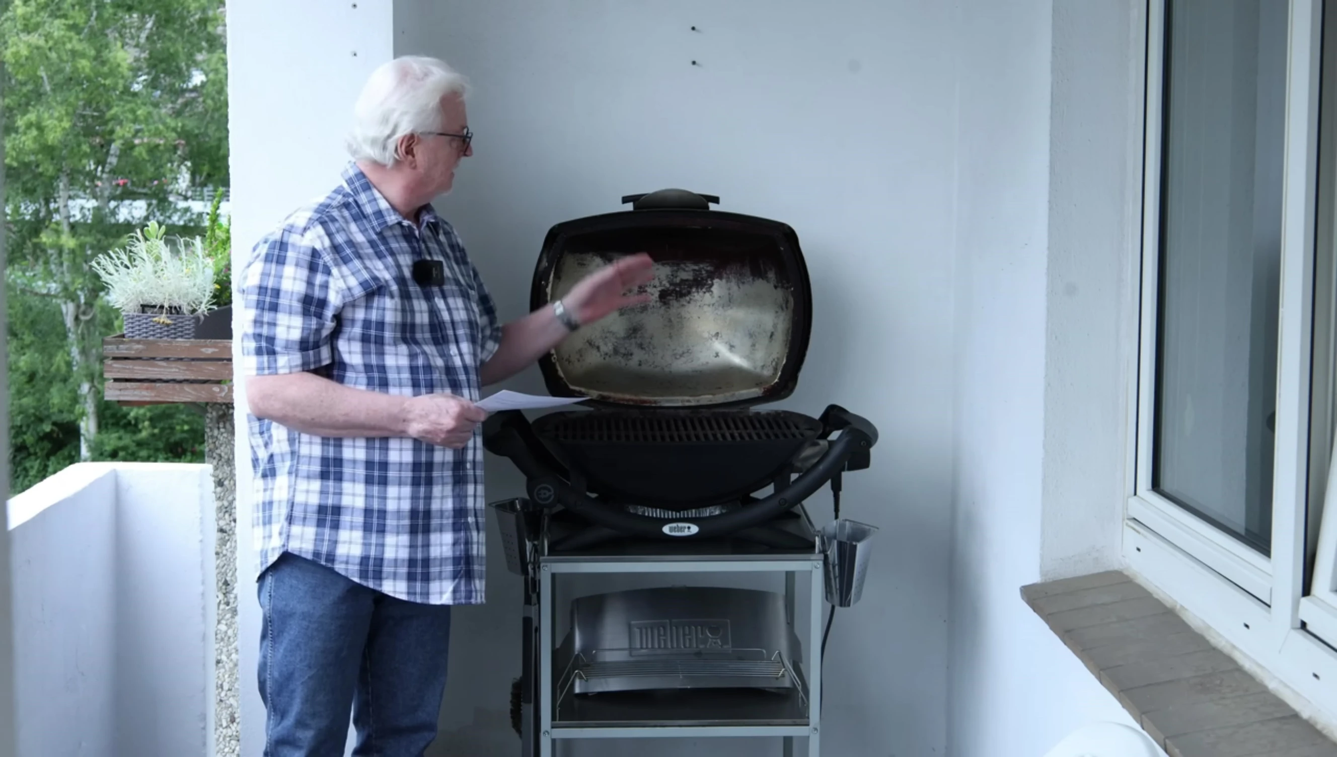Mention of the lid allowing for various cooking methods such as indirect grilling and roasting.