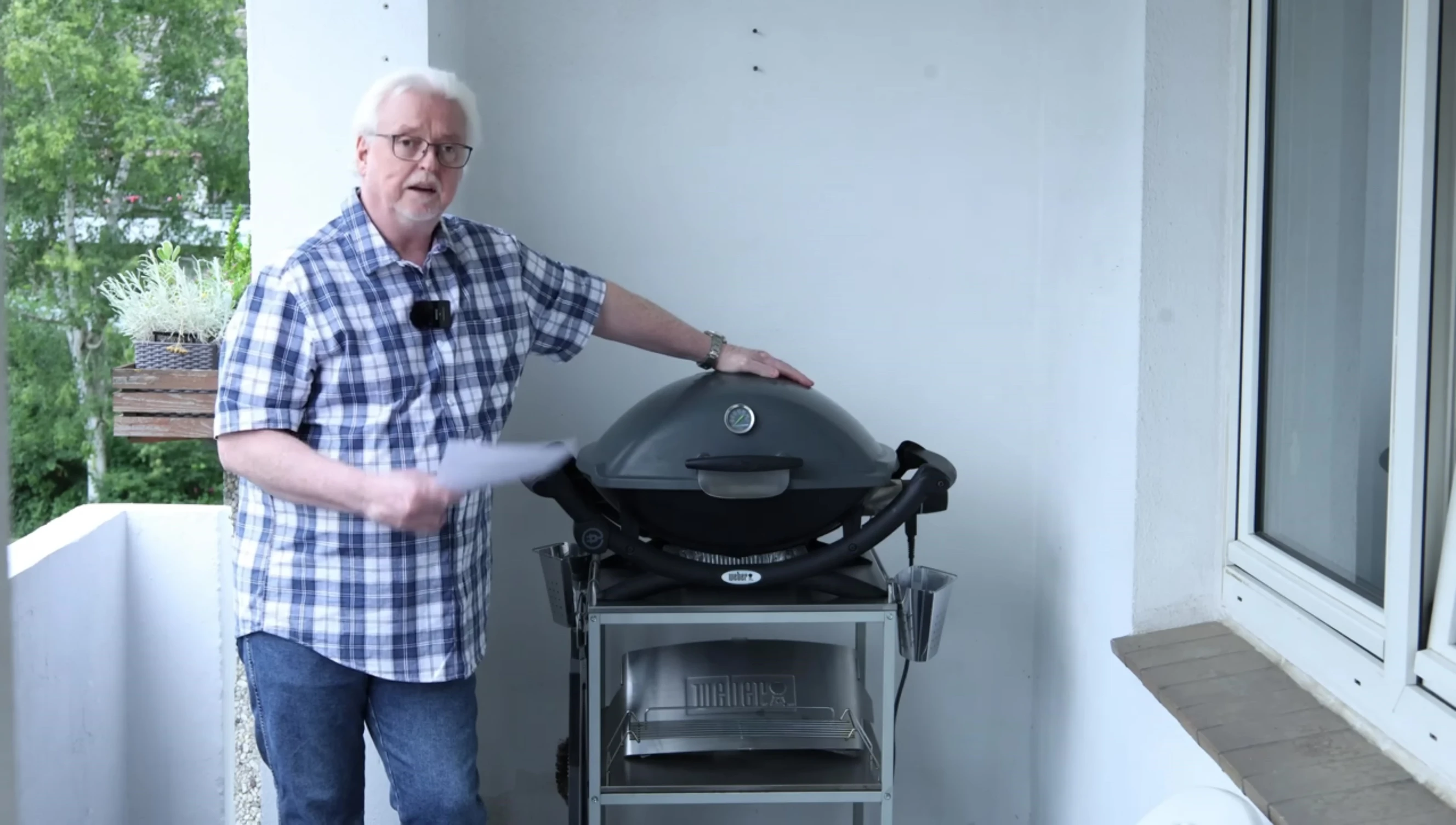The speaker discusses the ease of cleaning the grill.