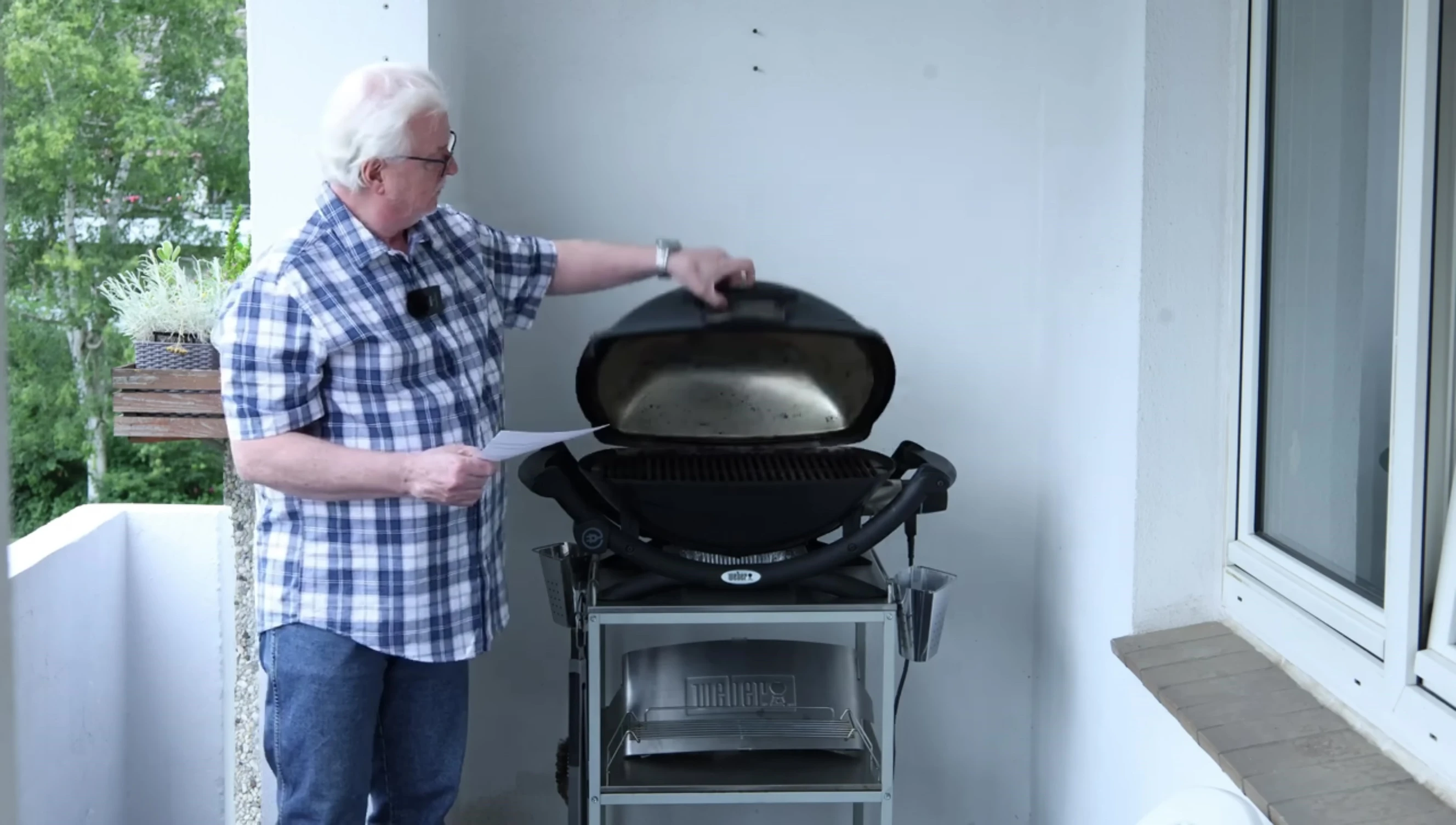 Emphasis on the importance of a cast iron grate for heat retention and grill marks.