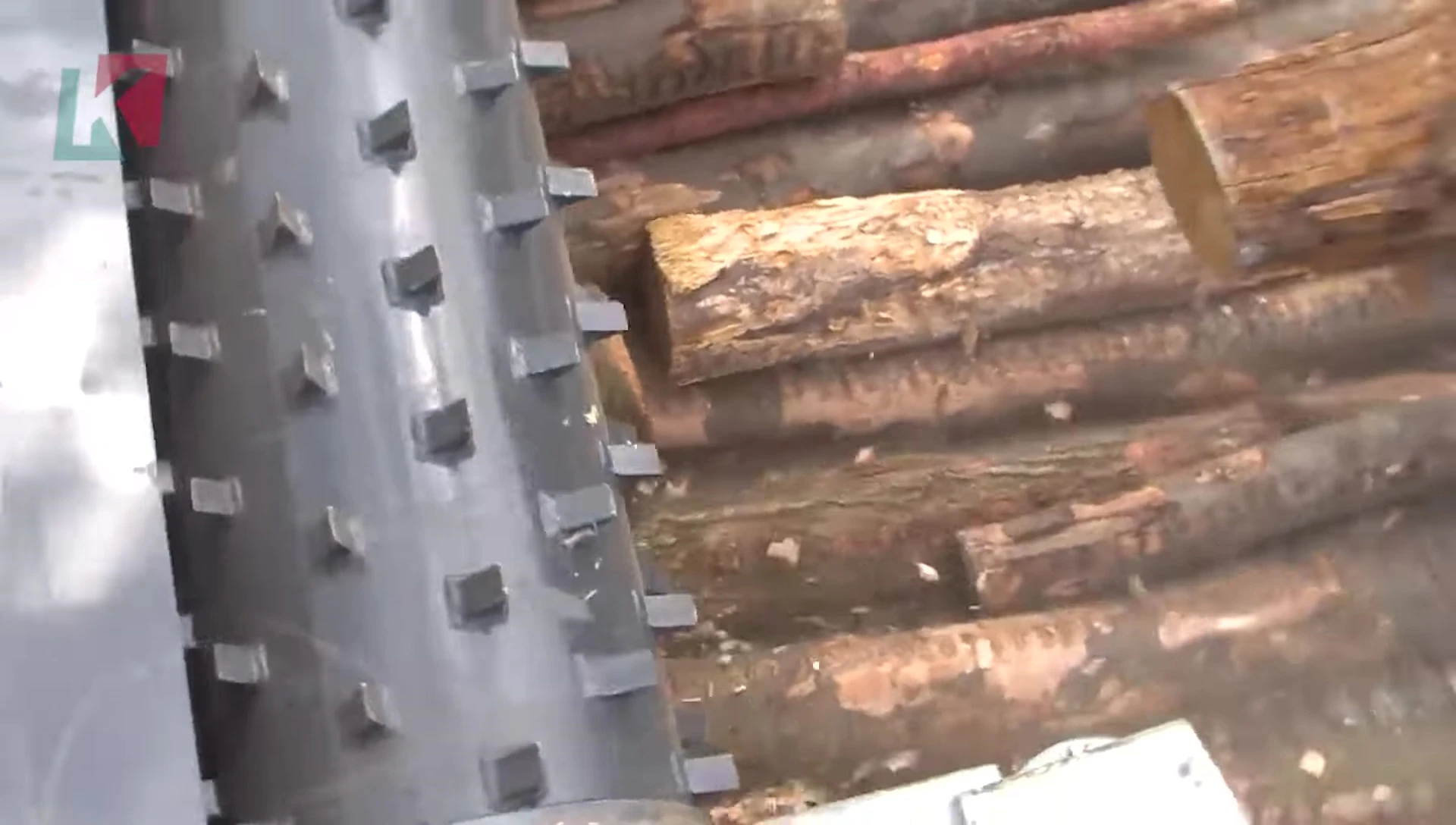 Close-up of the horizontal cutting drum and knives.