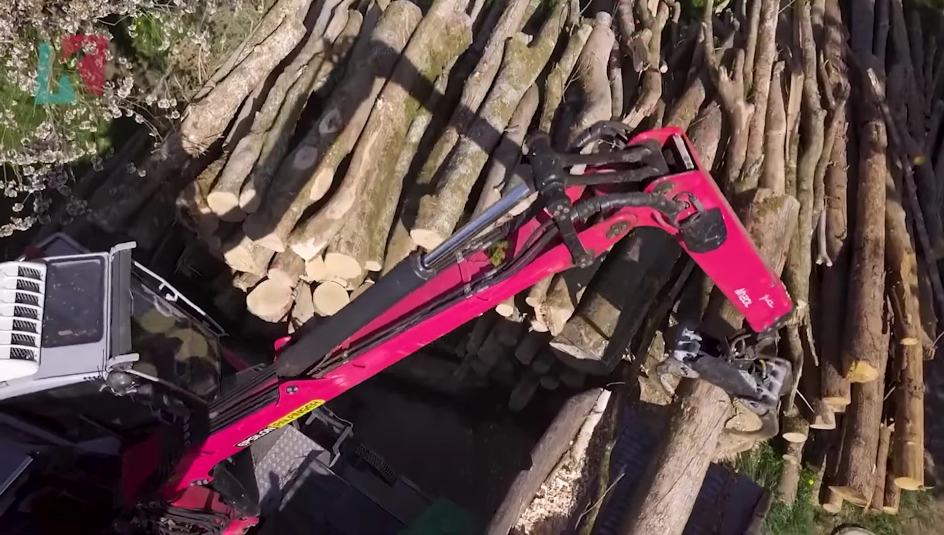 Close-up of the hydraulic feed rollers handling a whole log.