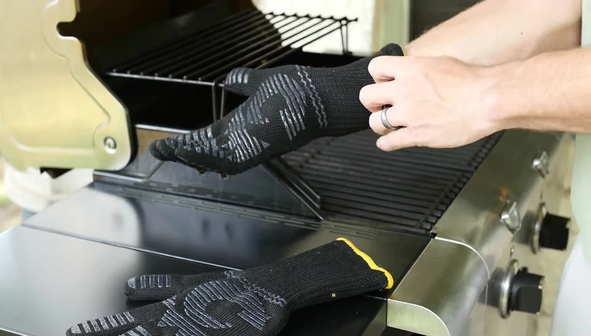 Person using the mitt