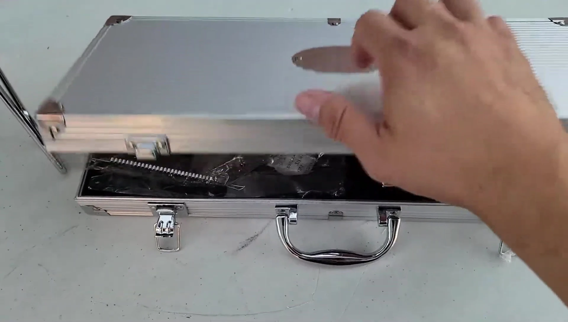 The aluminum carrying case of the ROMANTICIST grill tool set.