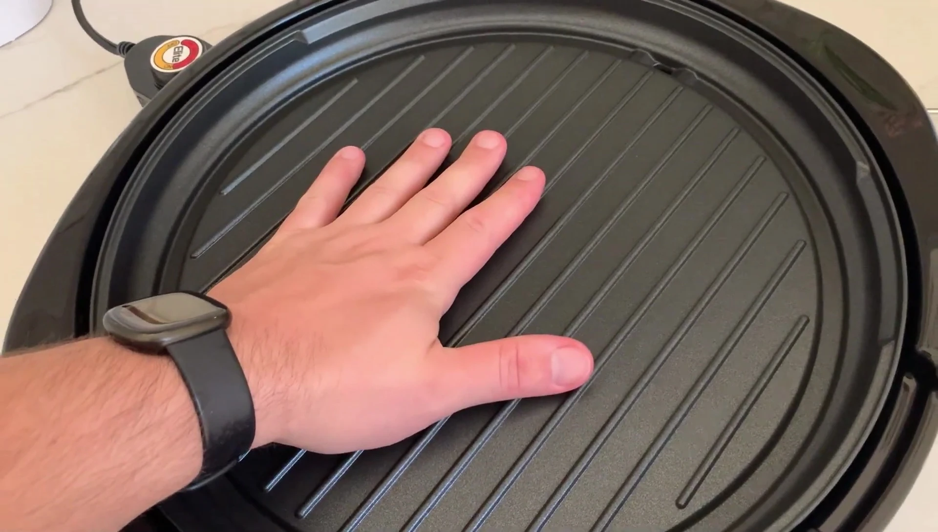 The grill's temperature display, showing a rapid increase in temperature.