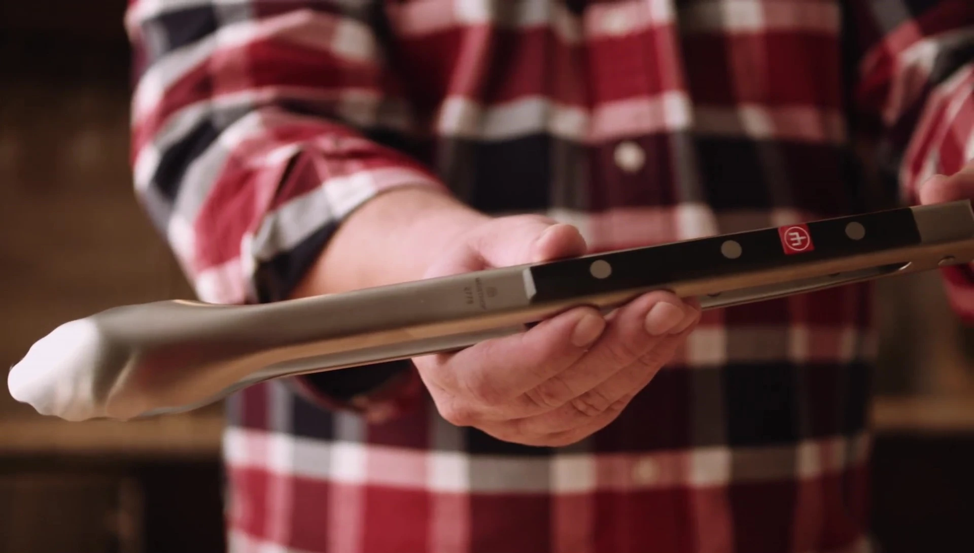 The Wüsthof spring-loaded tongs with the locking mechanism highlighted.