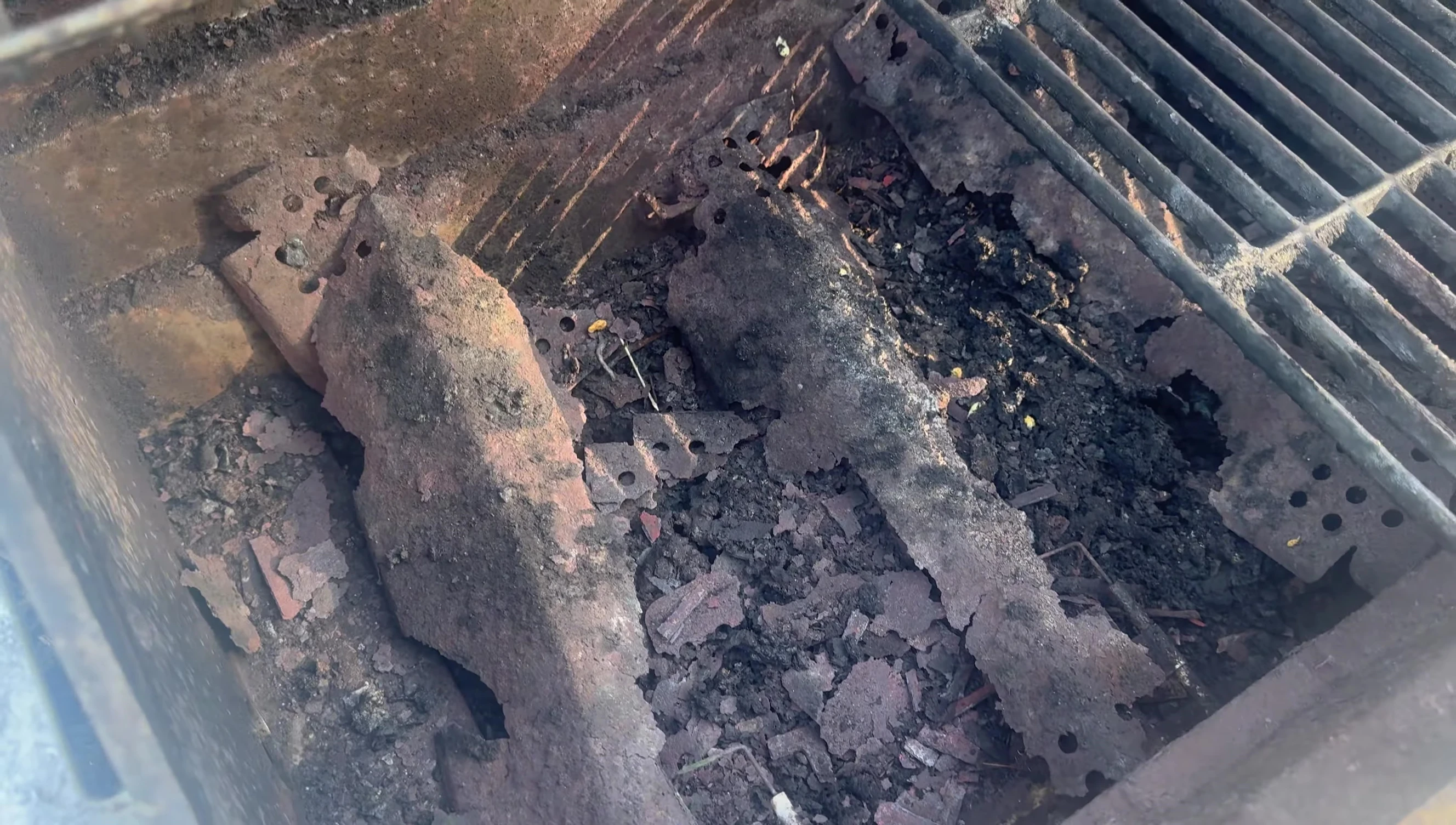 A close up shot highlighting the rust on the flavorizer bars.