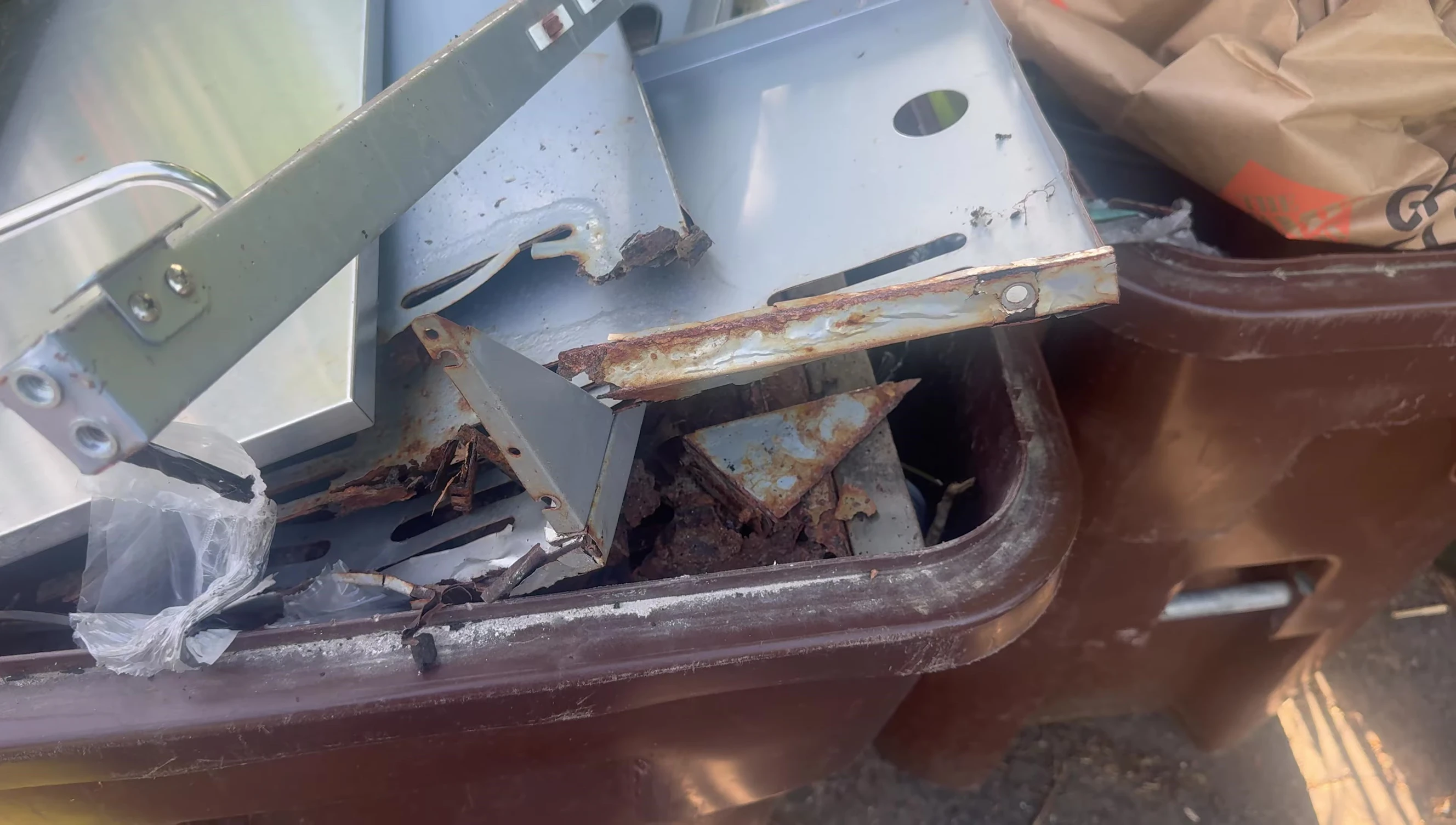 Another view of the extensive rust in the grill.