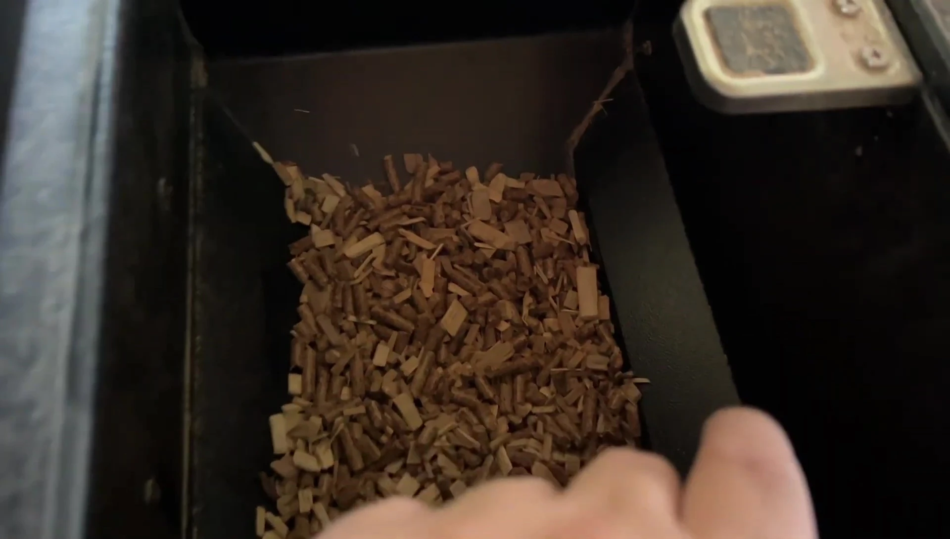 A 1:1 mixture of pellets and wood chips in a container.