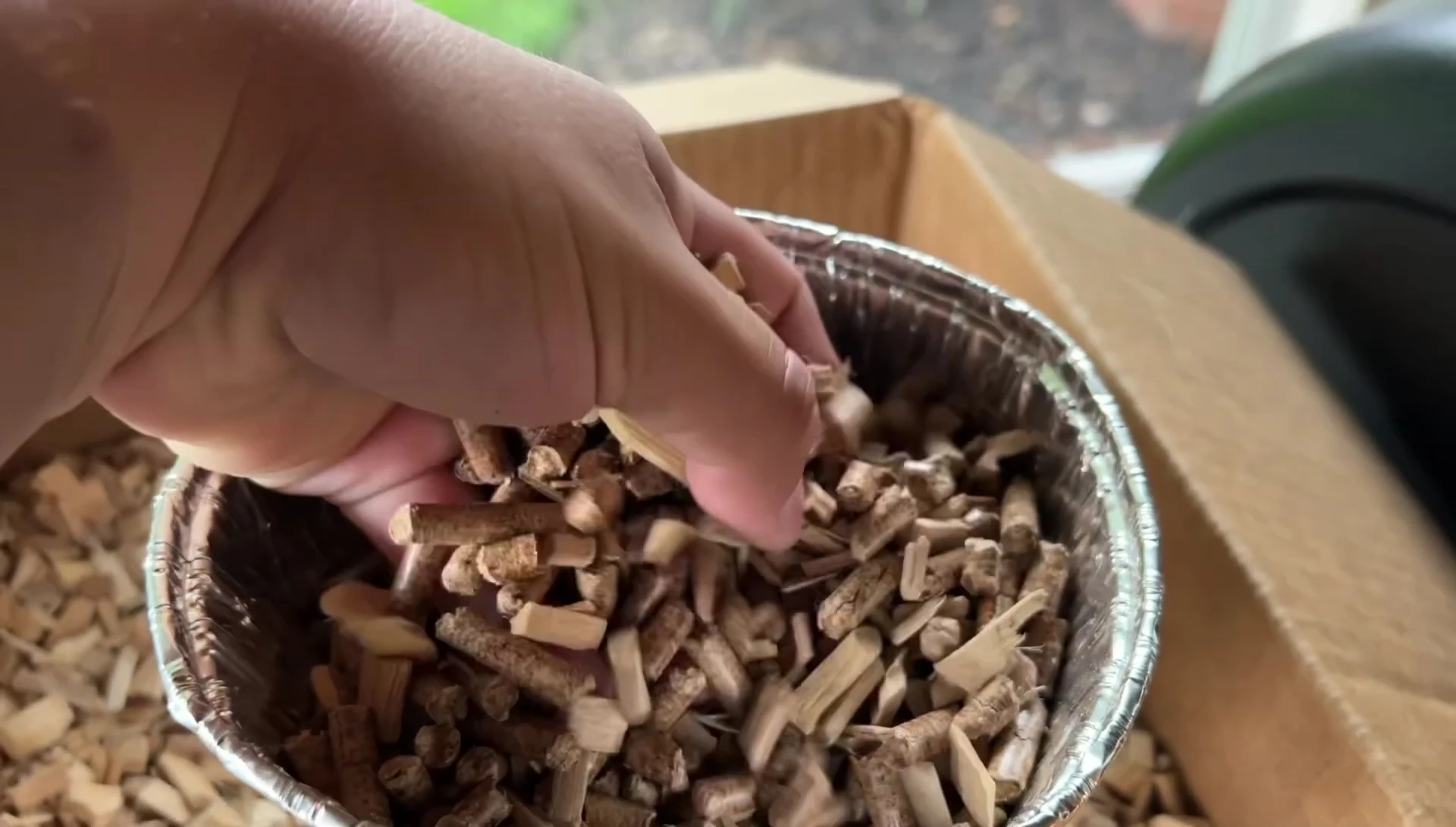 The 2:1 mixture of pellets and wood chips.