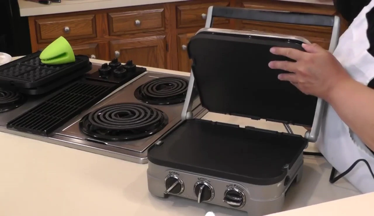 Close-up of the Cuisinart plates and drip tray