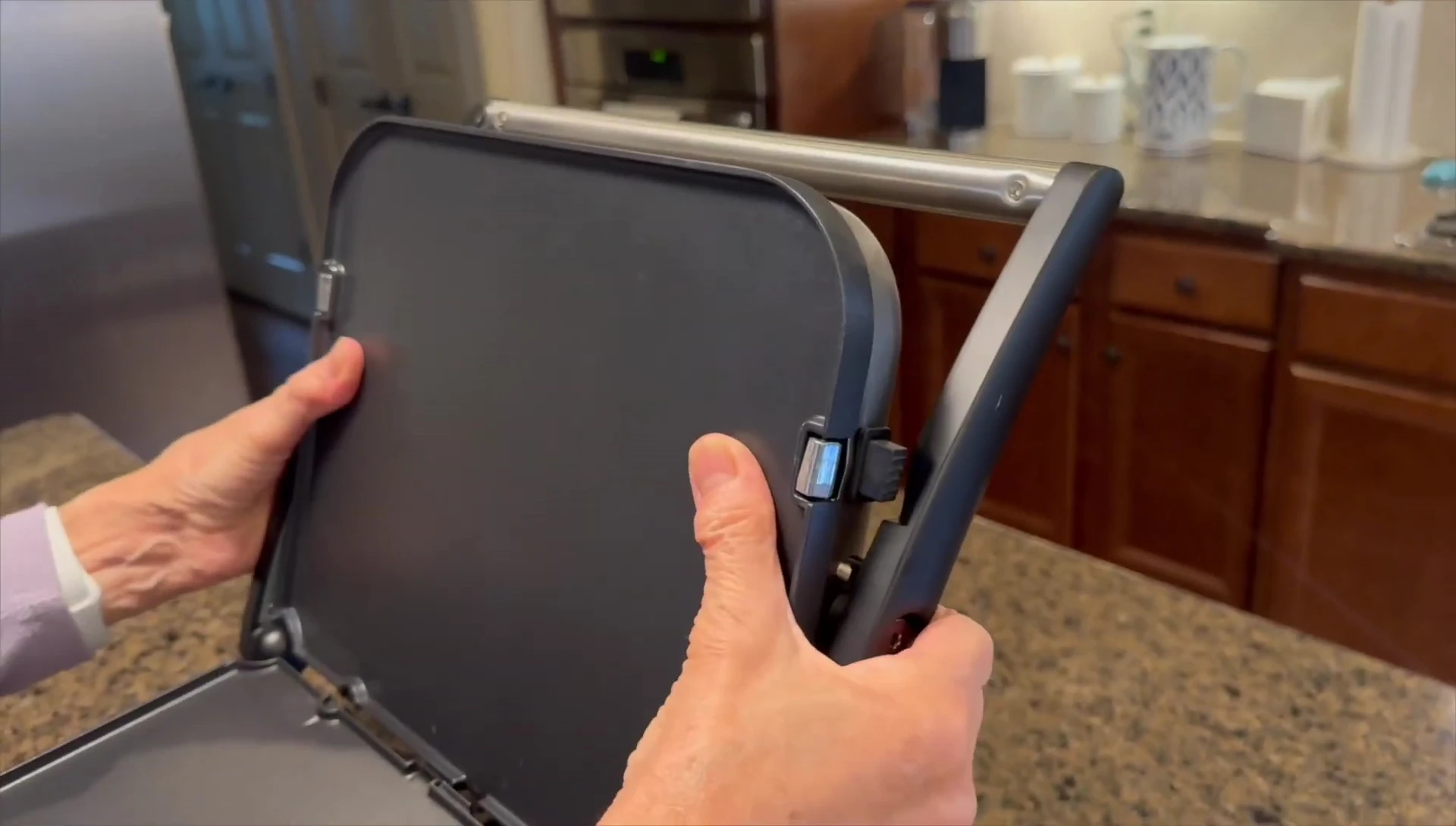 Highlighting the adjustable temperature control and dual-zone feature.