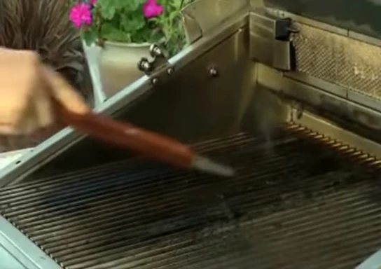 Illustrating how the U-shaped tip cleans the grill grate