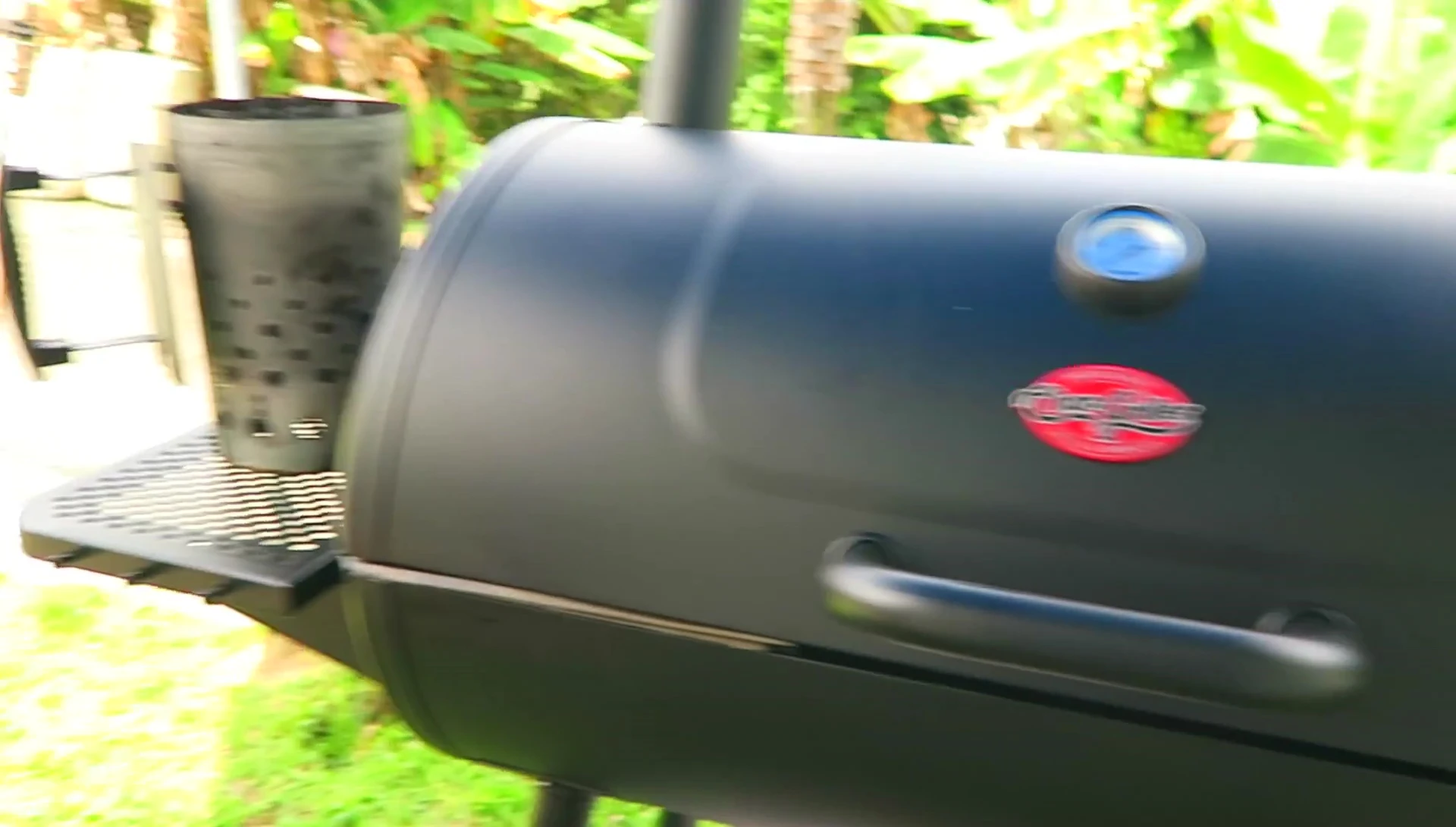 Overview of the smoker's main structure, highlighting its size and design features.