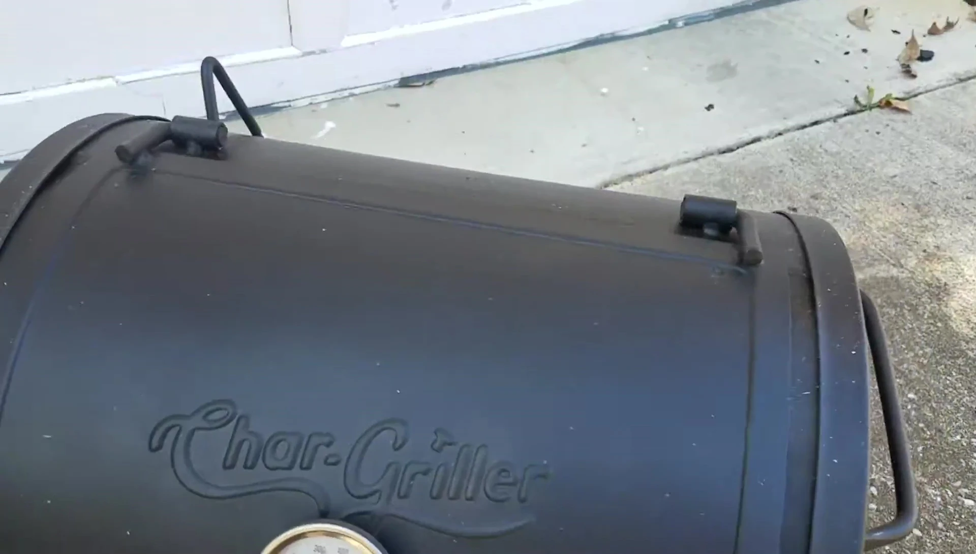 Close-up of the inaccurate thermometer.