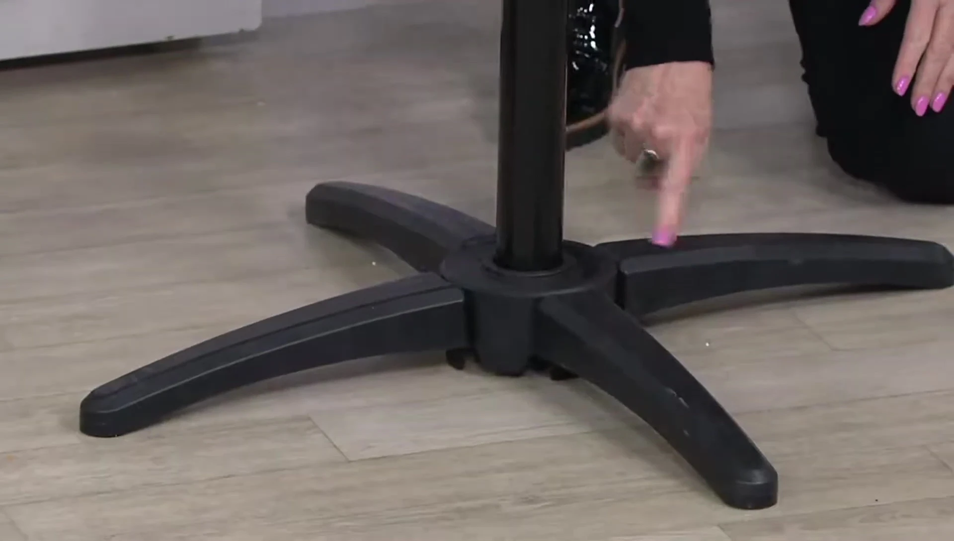 Close-up shot of the grill base and legs snapping into place.