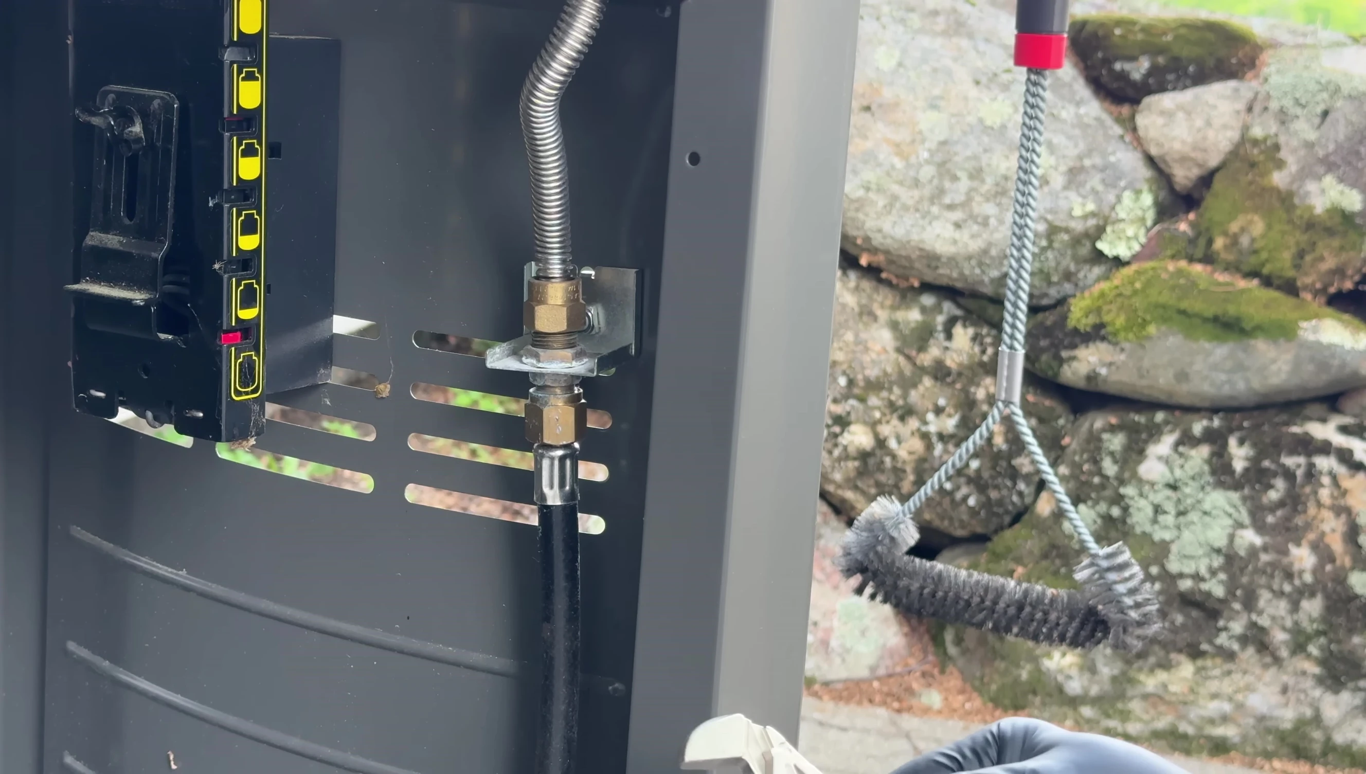 Screenshot showing the correct wrench usage for regulator replacement
