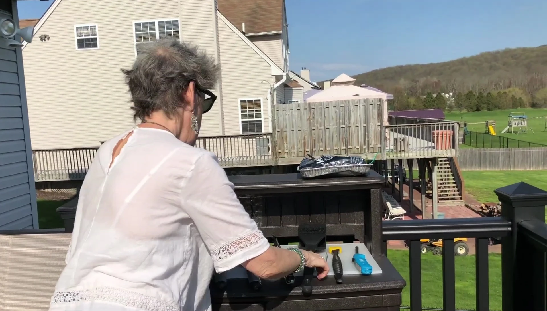 Long-handled grill brush