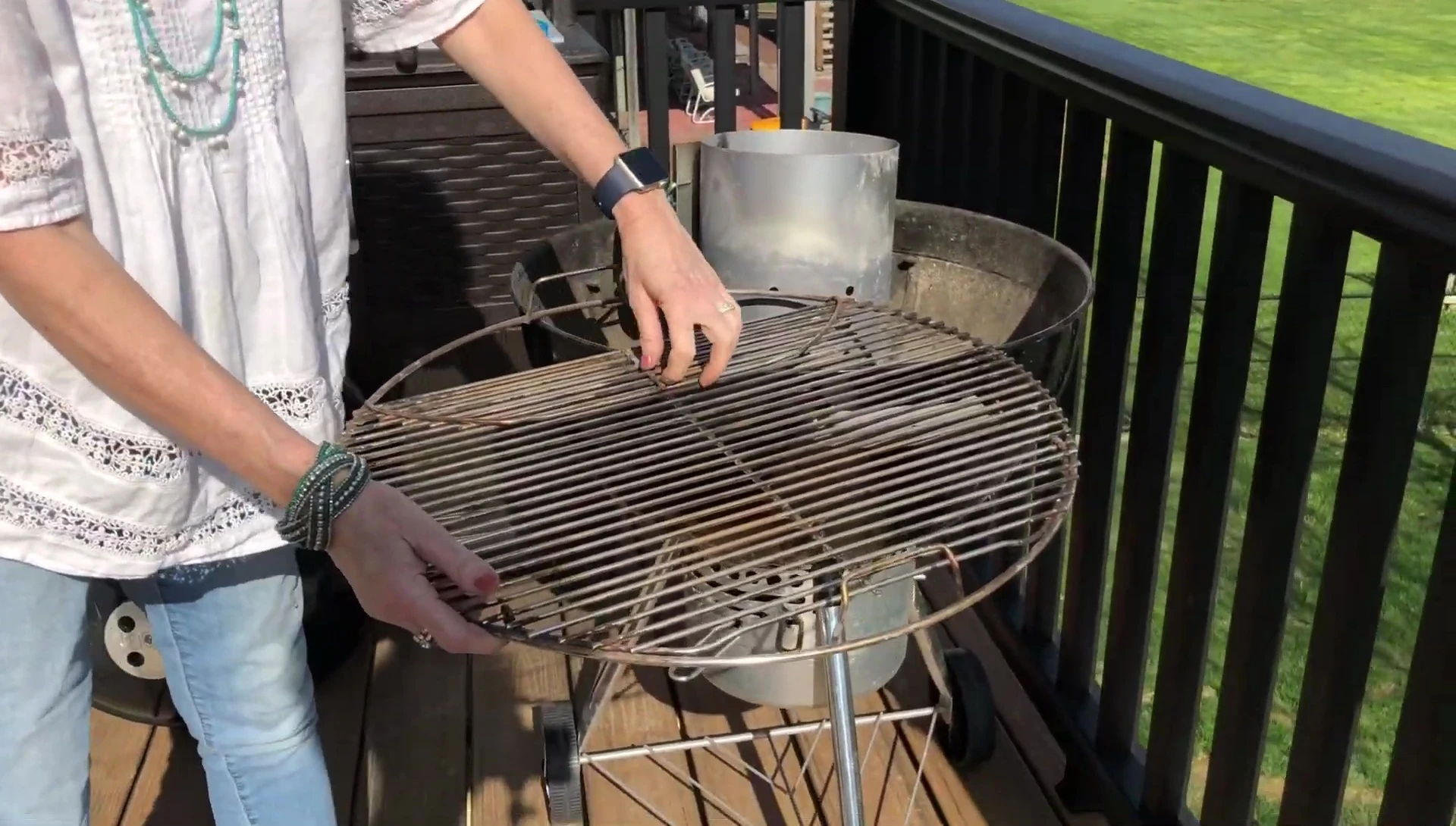 Demonstration of the grill's coal access point