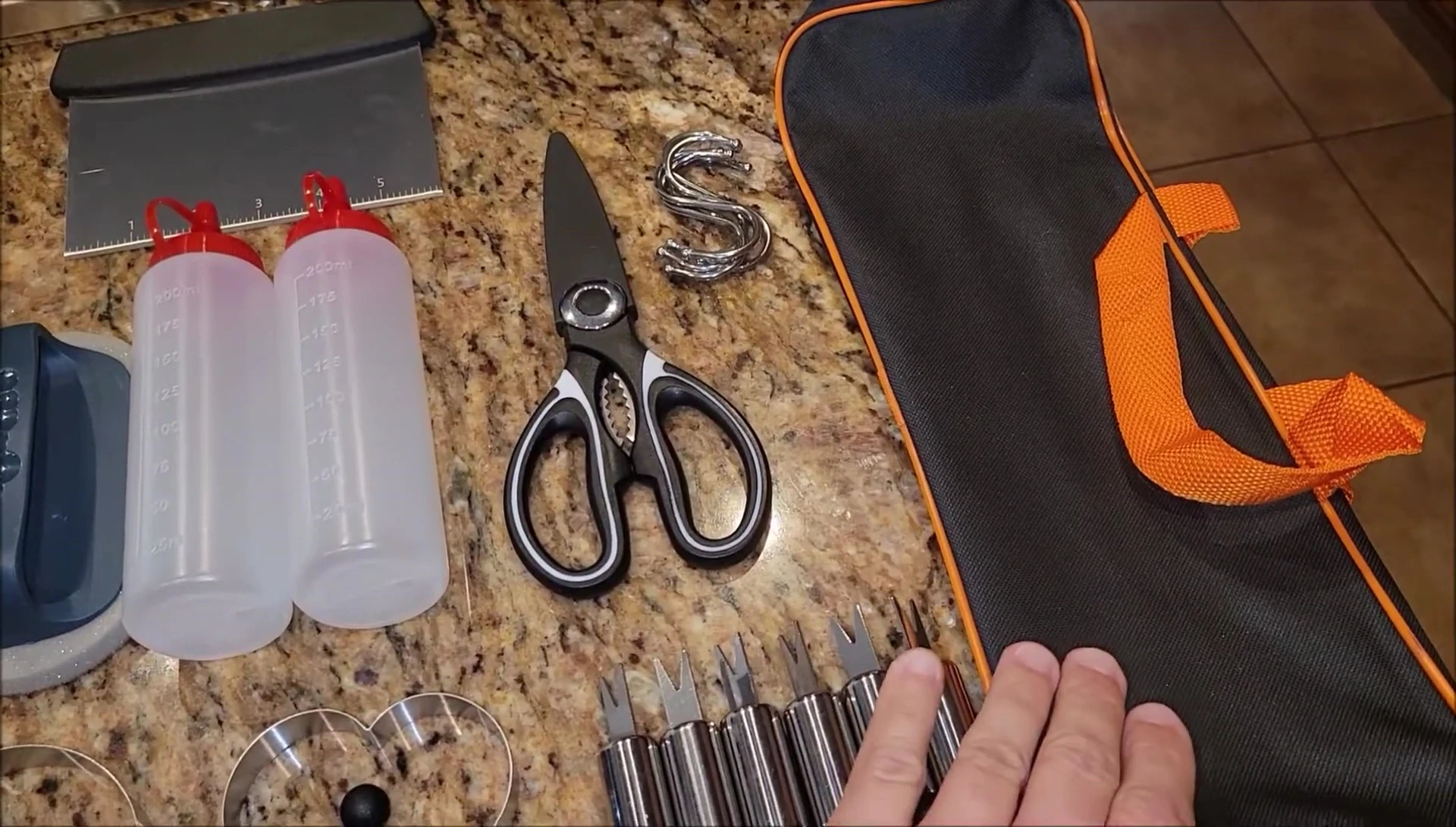 The storage bag for utensils is shown.